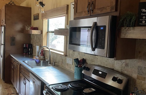 Uvalde Cabina | Modern Cabin with Hill Country Views