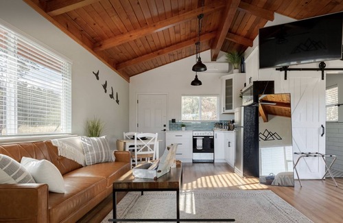 Ahwahnee Cabina | Modern Cabin with Private Jacuzzi - Casa de Manzanita