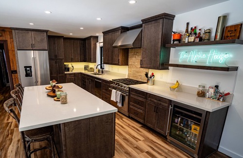 Mammoth Lakes Cabina | Modern Cabin with Retro Flair near The Village