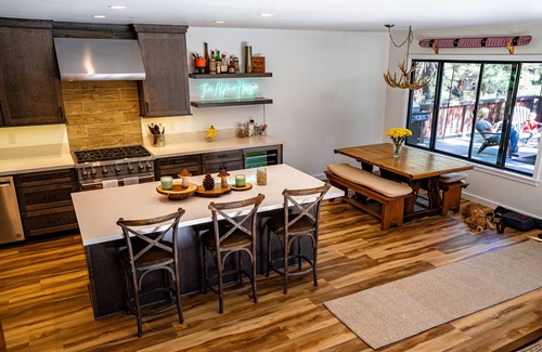 Mammoth Lakes Cabina | Modern Cabin with Retro Flair near The Village