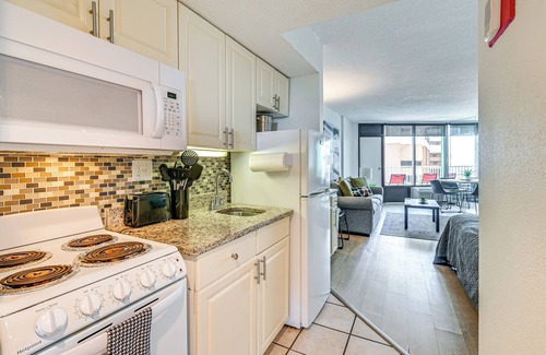 Myrtle Beach Condominio | Modern Caravelle Resort Condo: Near Golf Courses!