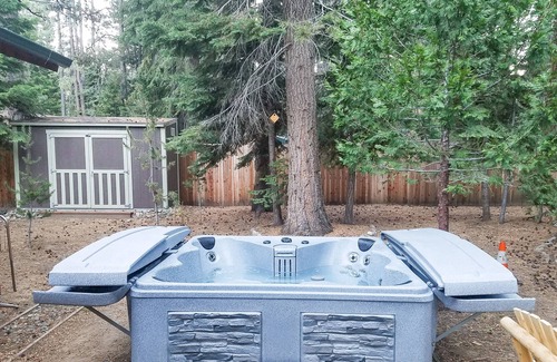 South Lake Tahoe Cabina | Modern Cedar Log Cabin w/ Hot Tub, Sauna & Pool Table