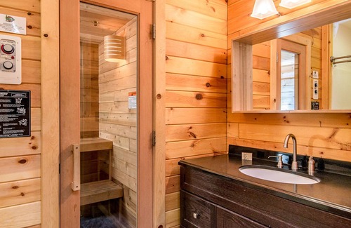 South Lake Tahoe Cabina | Modern Cedar Log Cabin w/ Hot Tub, Sauna & Pool Table