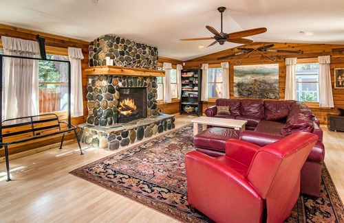 South Lake Tahoe Cabina | Modern Cedar Log Cabin w/ Hot Tub, Sauna & Pool Table