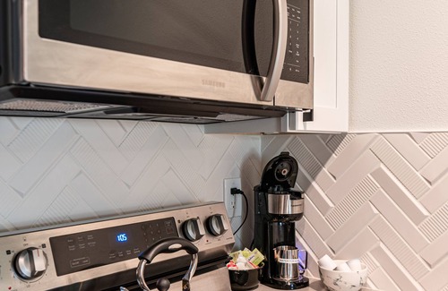 Barton Hills Condominio | Modern Central ATX Condo. Walk to Zilker Park, Barton Springs & Lady Bird Lake