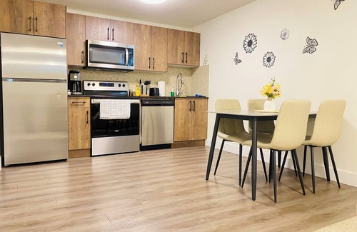 Jasper Place Casa | *Modern*Central Location*Cozy Guest Suite*Sleep 4