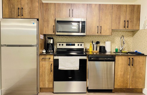 Jasper Place Casa | *Modern*Central Location*Cozy Guest Suite*Sleep 4