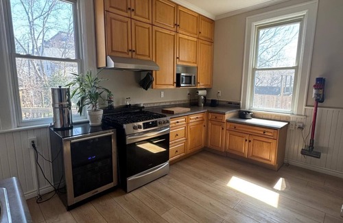 Sarnia Casa | Modern Century Home. Walk Downtown. 10 mins to Beach
