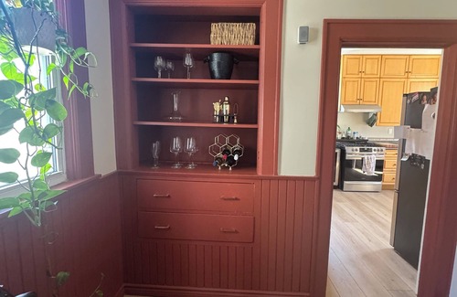 Sarnia Casa | Modern Century Home. Walk Downtown. 10 mins to Beach