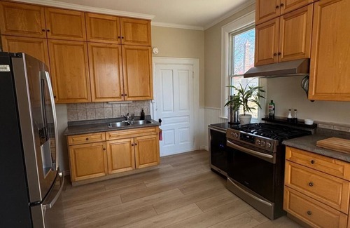 Sarnia Casa | Modern Century Home. Walk Downtown. 10 mins to Beach