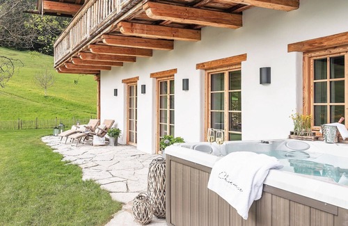 Frasdorf Apartamento | Estilo chalet moderno con sauna privada, chimenea, bañera de hidromasaje, piscina con vista a Chiemsee