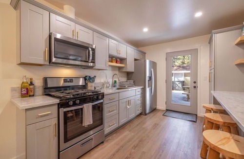 Big Bear Chalet De Esquí | Modern Chalet W/Spa Centrally-Located In The Heart Of Big Bear! Dogs Welcome!