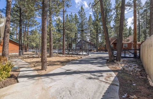 Big Bear Chalet De Esquí | Modern Chalet W/Spa Centrally-Located In The Heart Of Big Bear! Dogs Welcome!