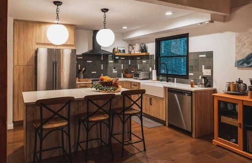 Greentown Casa | Modern Chalet with Hot Tub & Fire Pit at Lake Wallenpaupack
