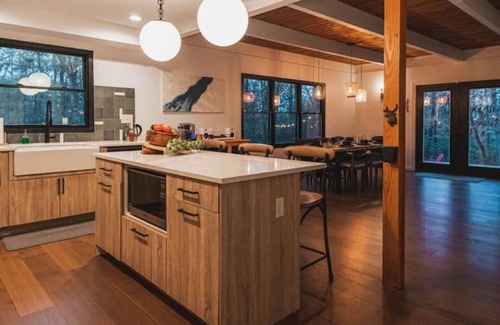 Greentown Casa | Modern Chalet with Hot Tub & Fire Pit at Lake Wallenpaupack