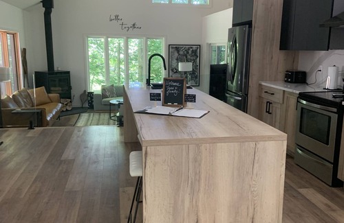 Grey Highlands Cabaña | Modern Chalet with hot tub is Cyclist or hikers dream location on Bruce Trail