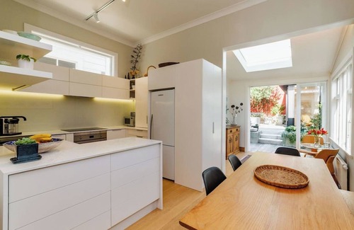 Wellington Casa | Modern Character Villa | Parking & Sunny Courtyard