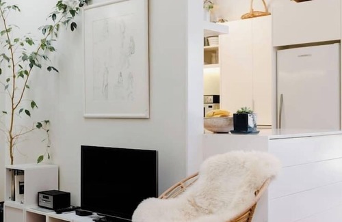Wellington Casa | Modern Character Villa | Parking & Sunny Courtyard