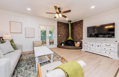 Perry Casa | Modern Charm at The Jade House, Fenced Yard, Fast Wifi