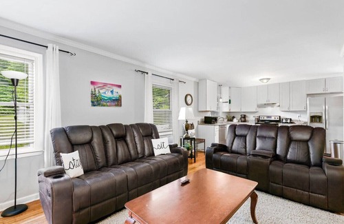 Greensboro Casa | Modern Charm & Garden View