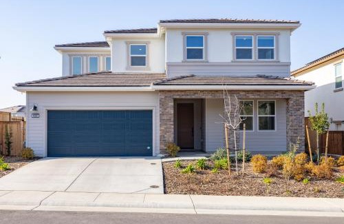 Folsom Casa | Modern Charming 4BR Home, Family Friendly, Office Space, Fast WiFi, Free Parking