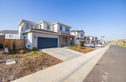 Folsom Casa | Modern Charming 4BR Home, Family Friendly, Office Space, Fast WiFi, Free Parking