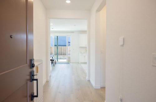 Folsom Casa | Modern Charming 4BR Home, Family Friendly, Office Space, Fast WiFi, Free Parking