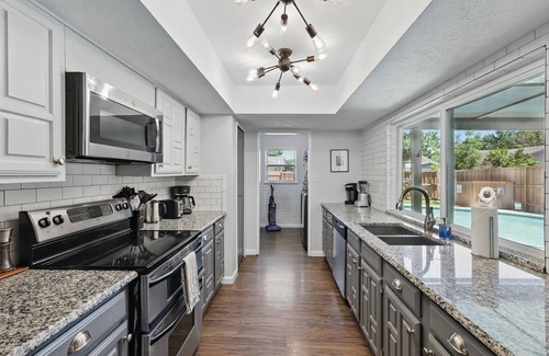 Northeast Carrollton Casa | Modern & Chic 4-BD/2-BA | Pool, Hot Tub, BBQ Grill