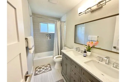 North Austin Civic Association Casa | Modern Chic Cozy ★ Beautiful Newly Renovated Home 5 min from The Domain