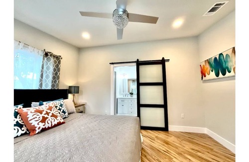 North Austin Civic Association Casa | Modern Chic Cozy ★ Beautiful Newly Renovated Home 5 min from The Domain