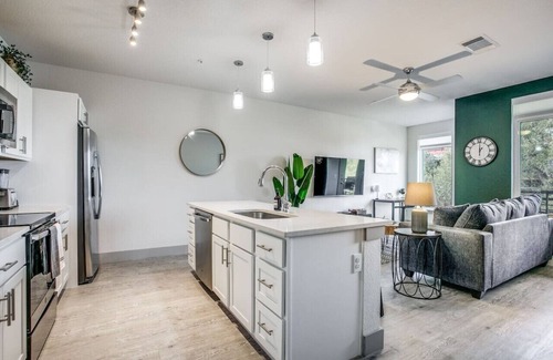 Downtown San Antonio Condominio | Modern Chic on Riverwalk Hotel/Apt Pvt Parking