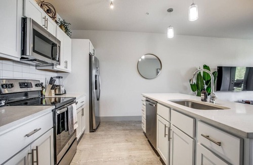 Downtown San Antonio Condominio | Modern Chic on Riverwalk Hotel/Apt Pvt Parking