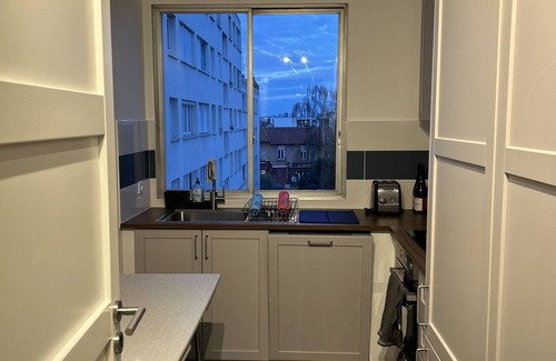 Meudon Apartamento | Modern chic Parisian apartment. close to major attractions! Salut!