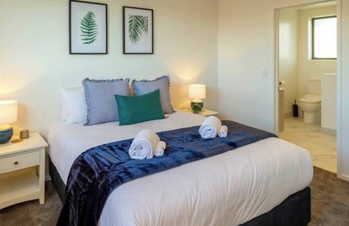 Upper Riccarton Casa | Modern Chic Retreat 2 Bed, 2 Bath: Riccarton