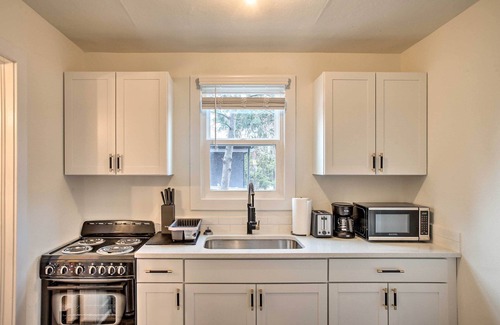 West Central Apartamento | Modern-Chic Studio ~ 1 Mile to Dtwn Spokane!