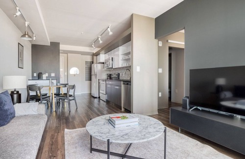 Theatre District Apartamento | Modern Chinatown/Theater District 2BR w/ W/D & Gym, nr T, by Blueground