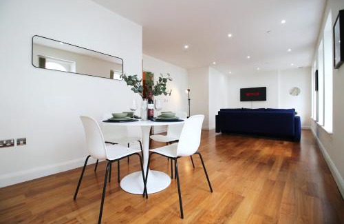 Castle Quarter Apartamento | Modern City Apartment , 2-Bed, En-Suite, Central