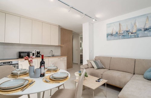 Gruz Apartamento | Modern City Escape - Two Bedroom Apartment with Balcony
