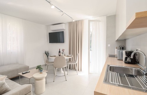 Gruz Apartamento | Modern City Escape - Two Bedroom Apartment with Balcony