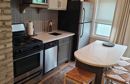 Payne - Phalen Casa | Modern City Home, WI-FI, Privacy, 1-mile downtown St Paul