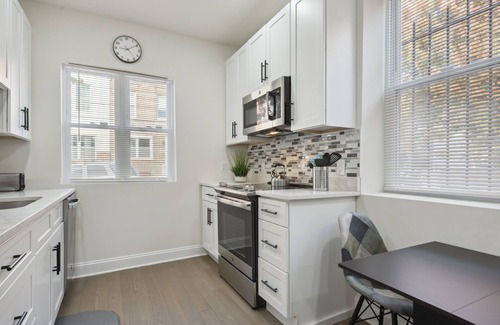 Point Breeze Casa | Modern City Living ll Take it easy at this unique and tranquil getaway.