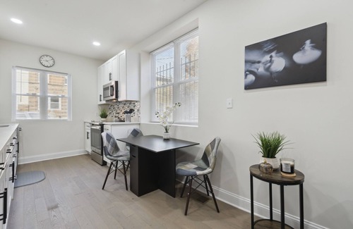 Point Breeze Casa | Modern City Living ll Take it easy at this unique and tranquil getaway.
