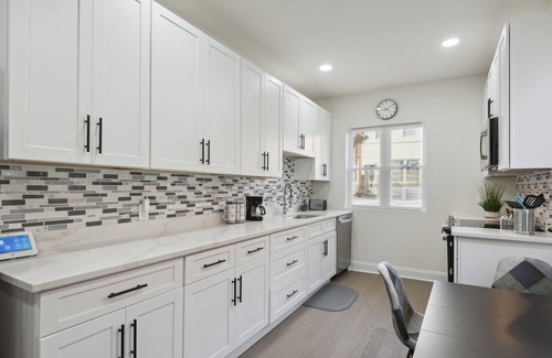 Point Breeze Casa | Modern City Living ll Take it easy at this unique and tranquil getaway.