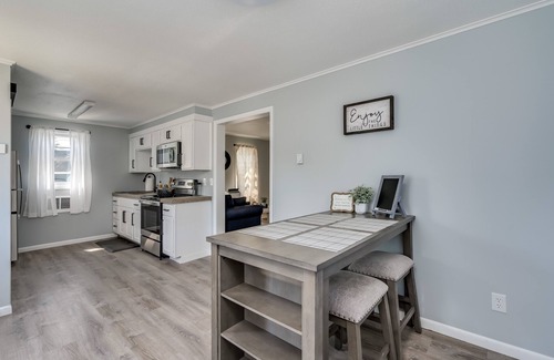 Clayton Apartamento | Modern Clayton Village Apartment