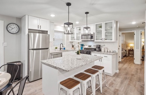 Wasco Casa | Modern & Clean 3 Bedroom House with Sunroom
