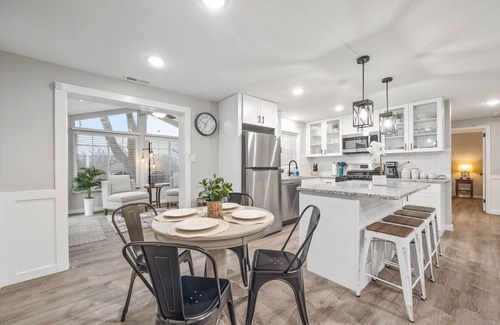 Wasco Casa | Modern & Clean 3 Bedroom House with Sunroom