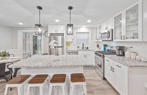 Wasco Casa | Modern & Clean 3 Bedroom House with Sunroom