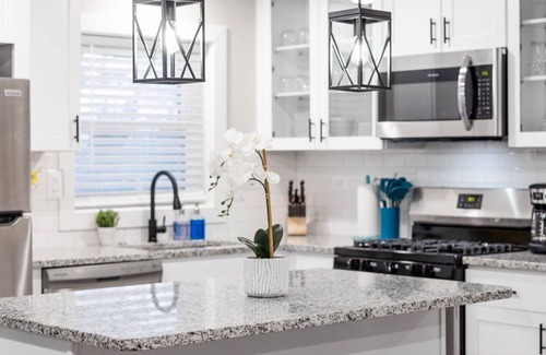 Wasco Casa | Modern & Clean 3 Bedroom House with Sunroom