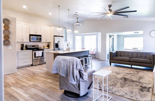 Desert Sands Golf Country Casa | Modern & clean home with lake view