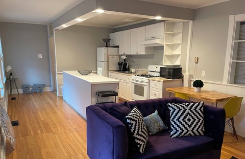 Kenwood Casa | Modern Coach House 2BR/1BA/Den in Hyde Park/ Kenwood, walk to U of C & Lakefront